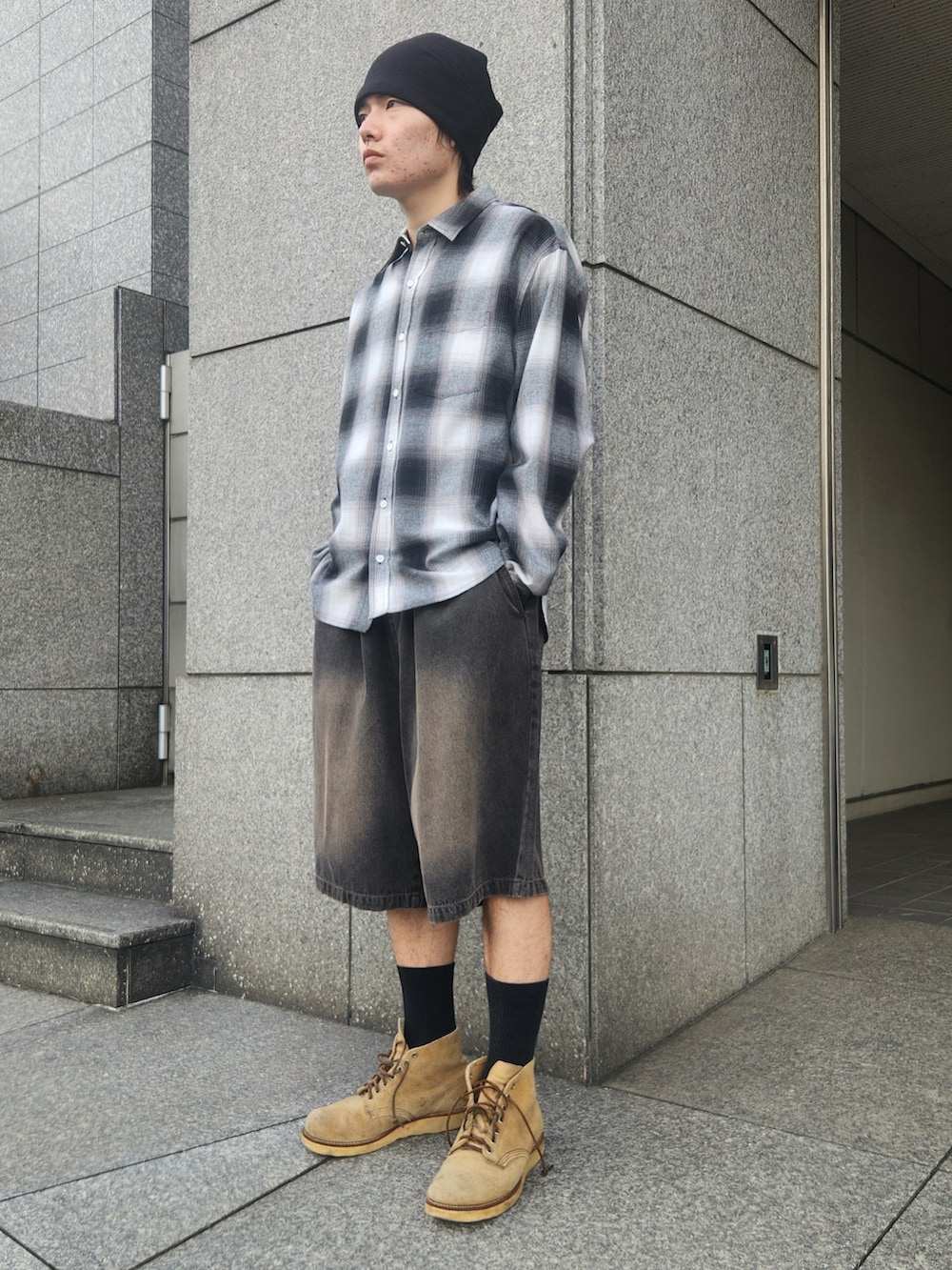 ブラック系のデニムパンツ、ブラック系のシャツ/ブラウス、ベージュ系のブーツを着用したメンズの秋コーディネートの3枚目の写真