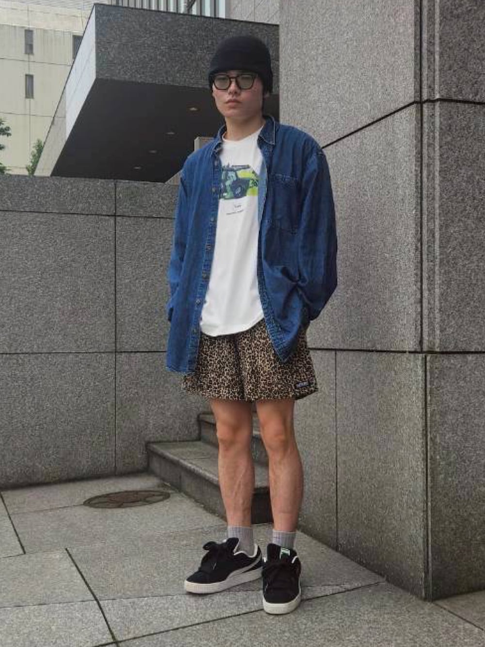 ホワイト系のTシャツ/カットソー、ブラック系のスニーカーを着用したメンズの夏コーディネートの4枚目の写真