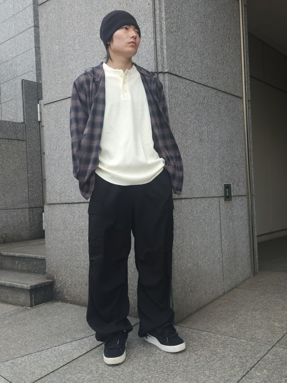 ブルー系のシャツ/ブラウス、ホワイト系のTシャツ/カットソー、ブラック系のカーゴパンツを着用したメンズの秋コーディネートの2枚目の写真