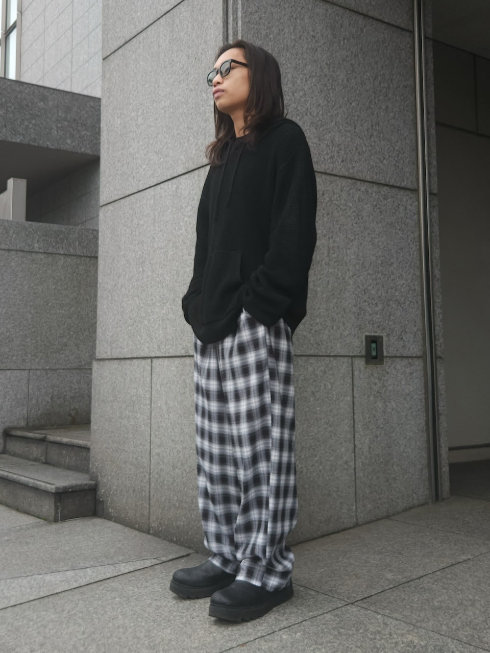 ブラック系のその他パンツ、ブラック系のパーカーを着用したメンズの秋コーディネートの2枚目の写真