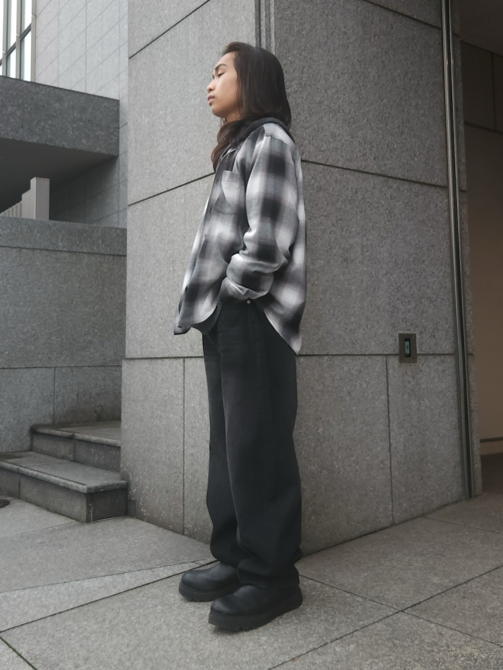 ブラック系のデニムパンツ、ブラック系のシャツ/ブラウス、グレー系のパーカーを着用したメンズの秋コーディネートの2枚目の写真