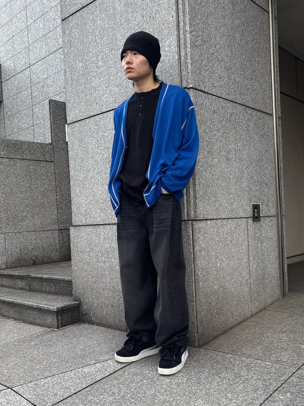 ブルー系のカーディガン/ボレロ、ブラック系のデニムパンツ、ブラック系のTシャツ/カットソーを着用したメンズの夏コーディネートの4枚目の写真