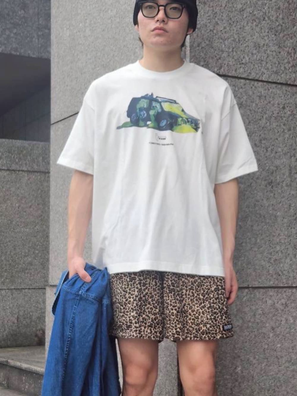 ホワイト系のTシャツ/カットソー、ブラック系のスニーカーを着用したメンズの夏コーディネートの3枚目の写真