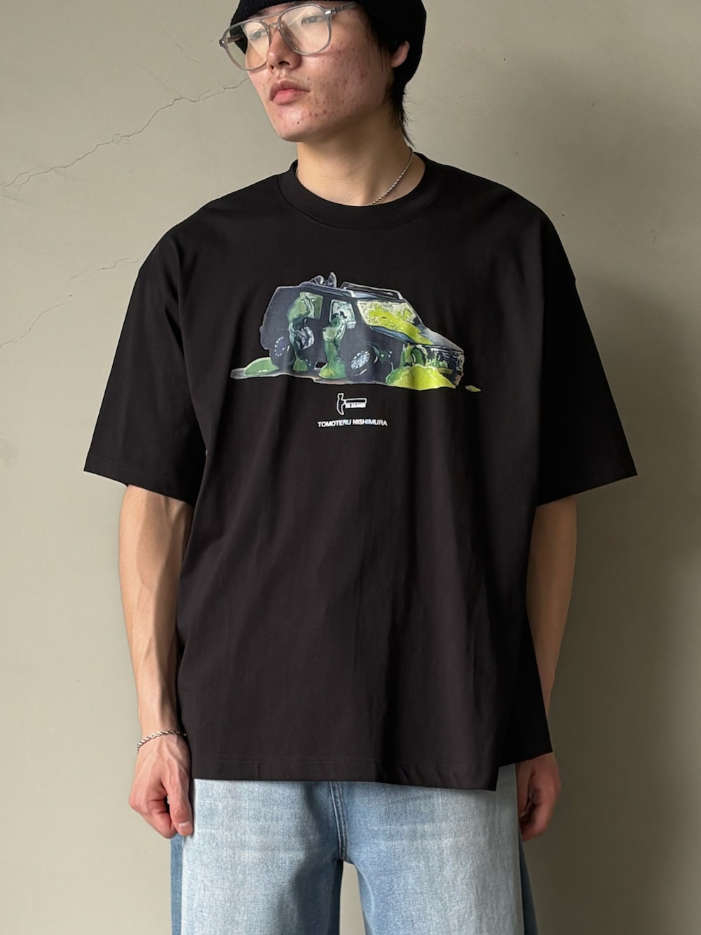グレー系のシャツ/ブラウス、ブラック系のTシャツ/カットソー、ブルー系のデニムパンツを着用したメンズの夏コーディネートの3枚目の写真