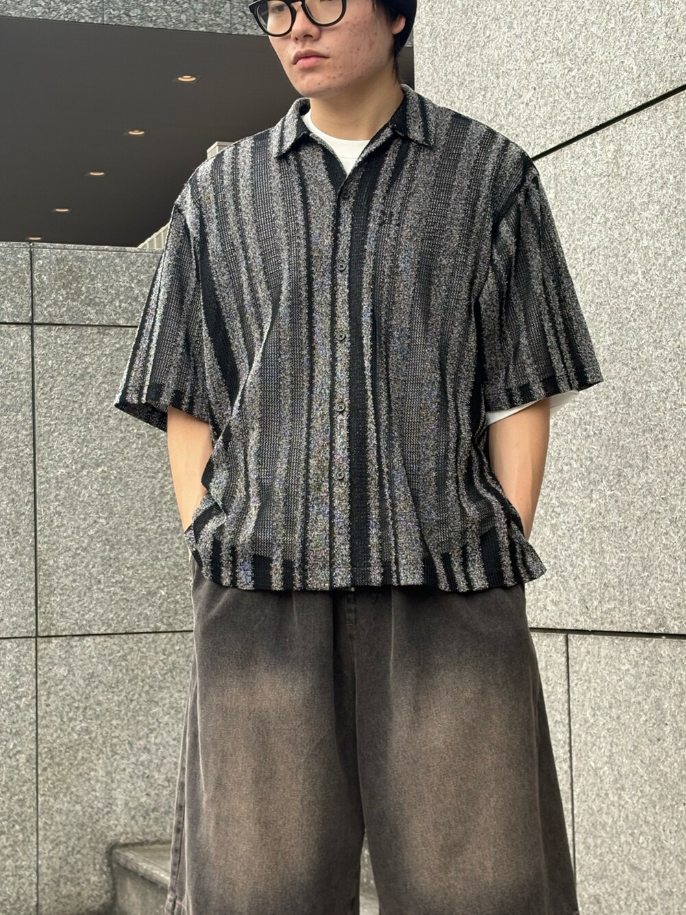 ブラック系のシャツ/ブラウス、ブラック系のデニムパンツ、ブラック系のスニーカーを着用したメンズの夏コーディネートの2枚目の写真