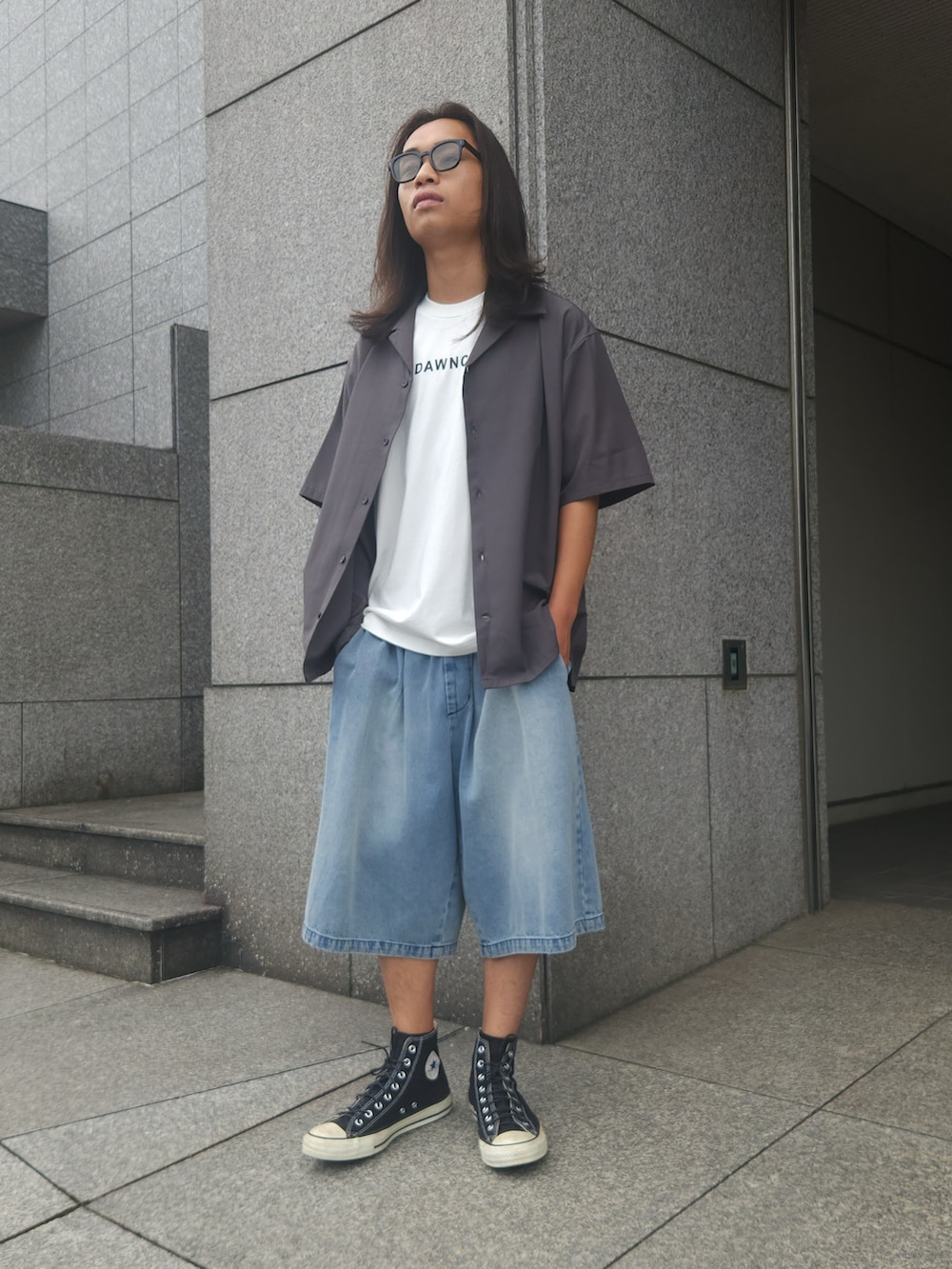 ブラック系のスカート、グレー系のシャツ/ブラウス、ブルー系のデニムパンツを着用したメンズの夏コーディネートの3枚目の写真