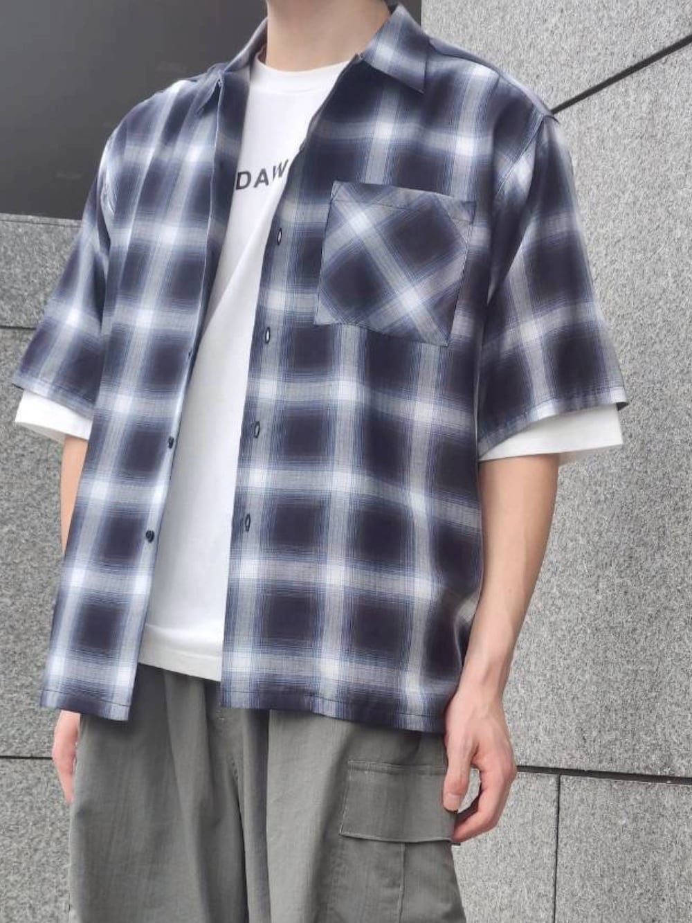 ブラック系のシャツ/ブラウス、ホワイト系のTシャツ/カットソー、グリーン系のカーゴパンツを着用したメンズの夏コーディネートの2枚目の写真
