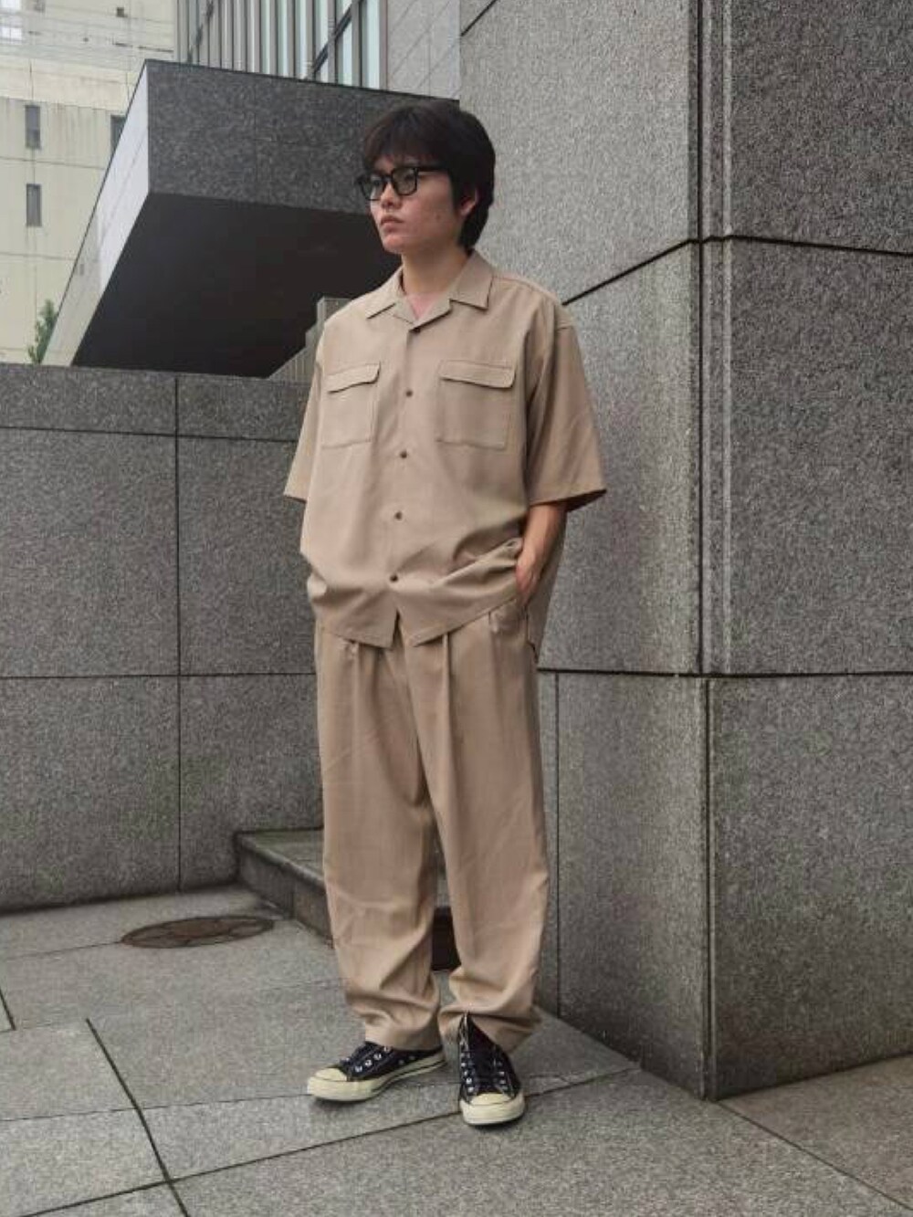 ベージュ系のシャツ/ブラウス、ピンク系のTシャツ/カットソー、ベージュ系のスラックスを着用したメンズの夏コーディネートの4枚目の写真