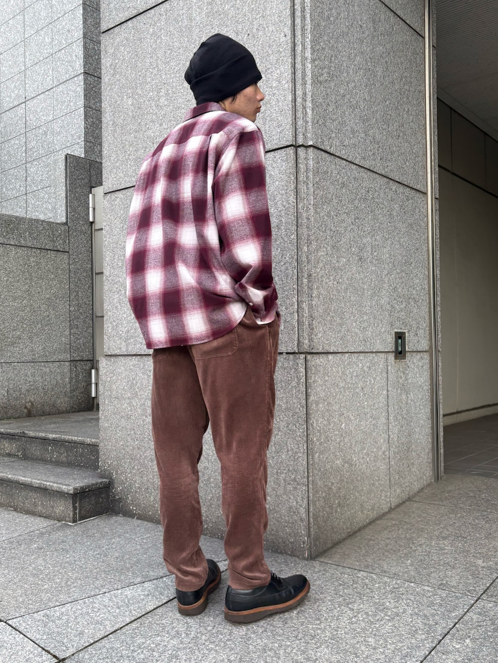 ブラック系のTシャツ/カットソー、レッド系のシャツ/ブラウスを着用したメンズの夏コーディネートの2枚目の写真