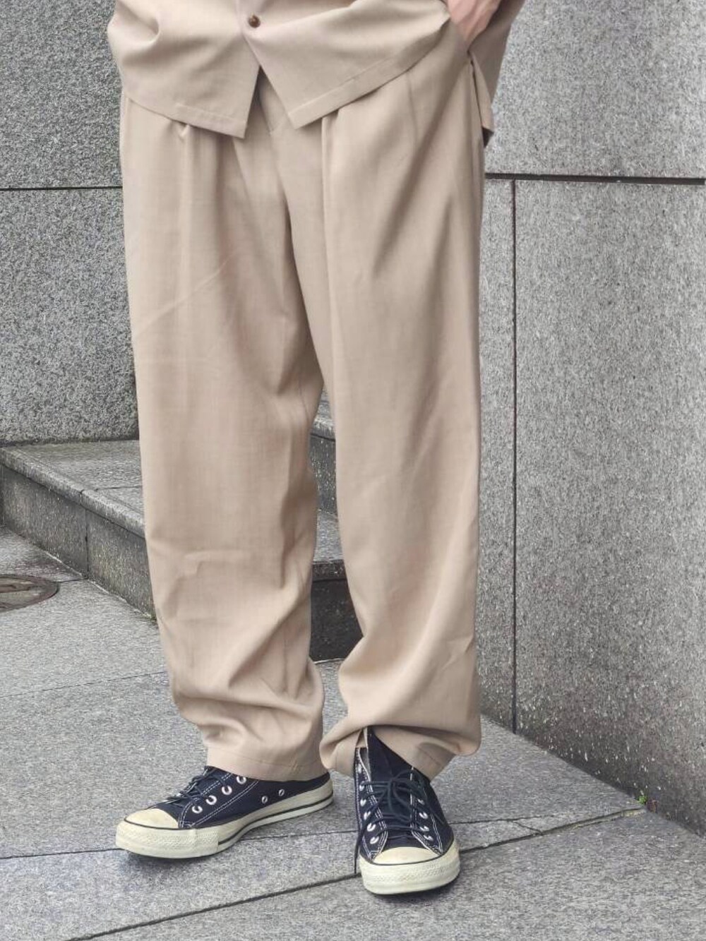 ベージュ系のシャツ/ブラウス、ピンク系のTシャツ/カットソー、ベージュ系のスラックスを着用したメンズの夏コーディネートの3枚目の写真