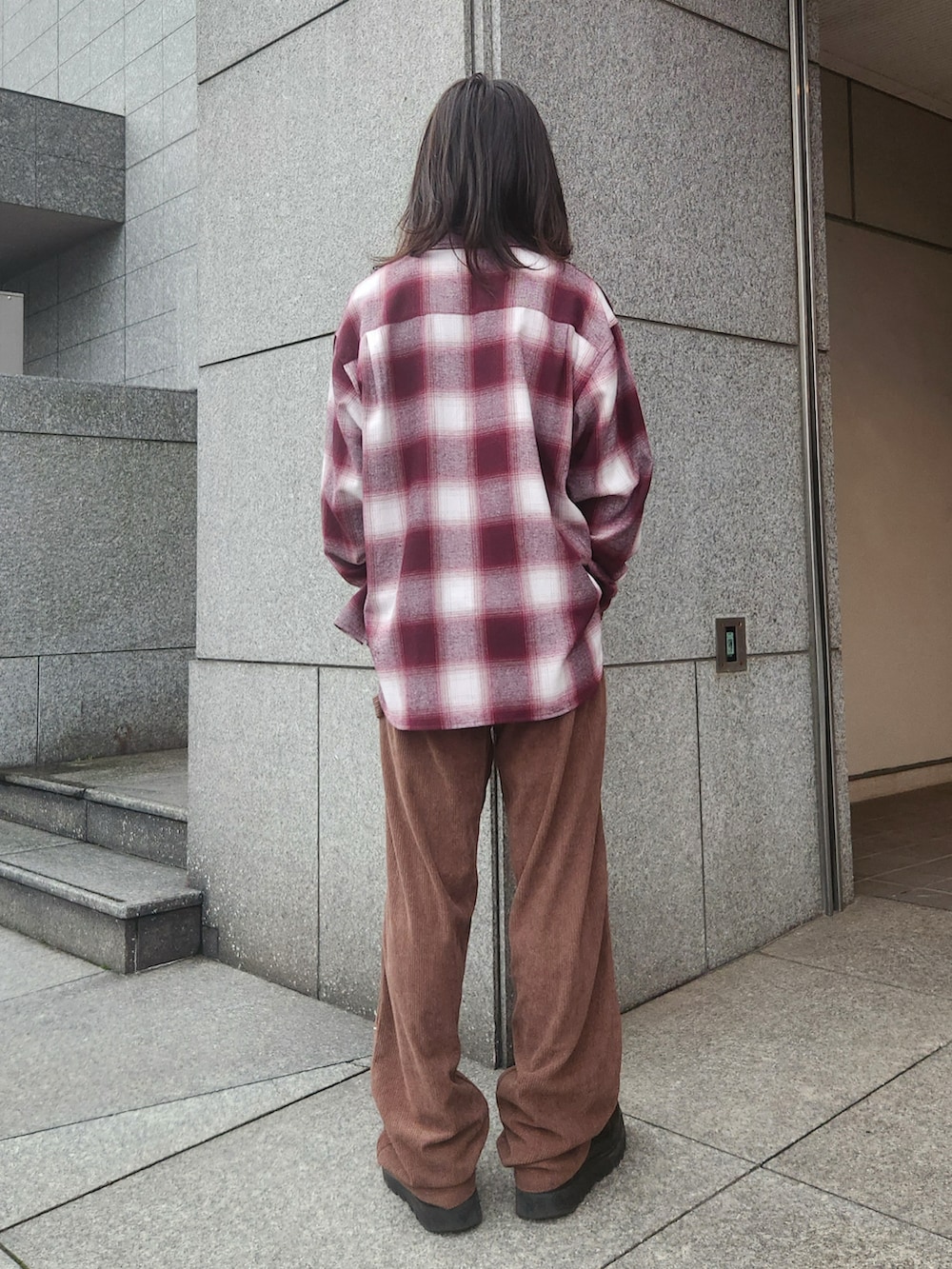 レッド系のシャツ/ブラウス、ブラック系のTシャツ/カットソー、ブラウン系のその他パンツを着用したメンズの秋コーディネートの3枚目の写真