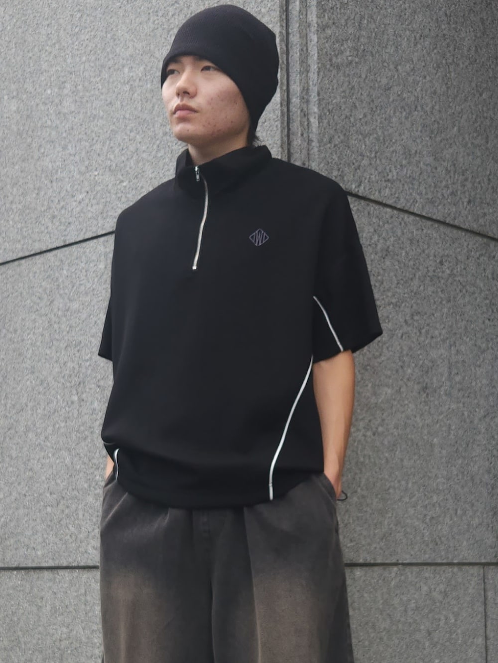 ブラック系のTシャツ/カットソー、ブラック系のデニムパンツ、ブラック系のスニーカーを着用したメンズの夏コーディネートの4枚目の写真