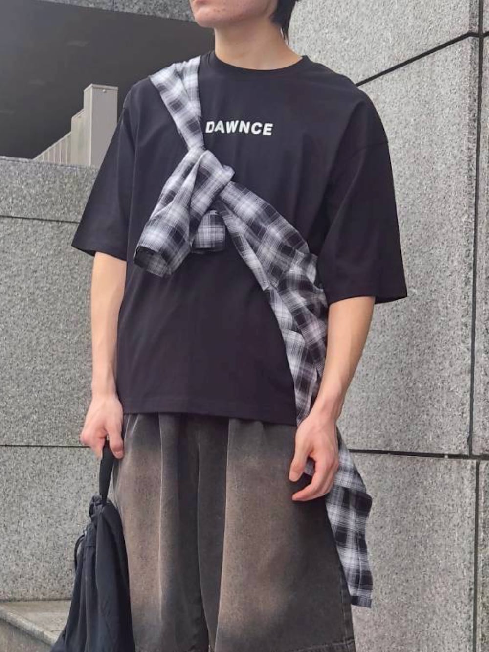 ブラック系のTシャツ/カットソー、ブラック系のシャツ/ブラウス、ブラック系のデニムパンツを着用したメンズの夏コーディネートの2枚目の写真