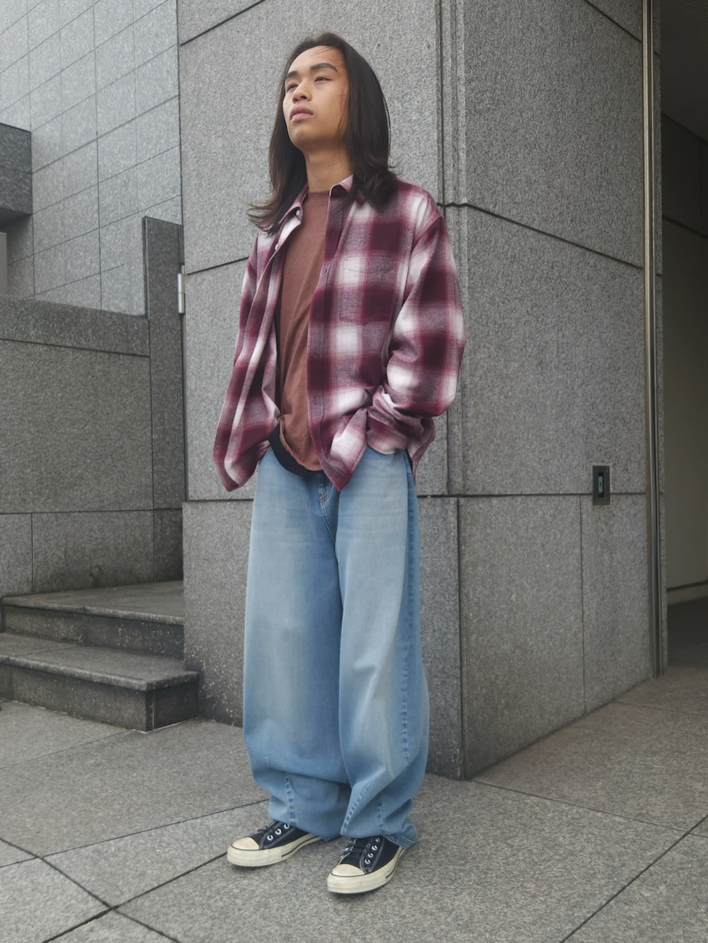ブルー系のデニムパンツ、ブラウン系のTシャツ/カットソー、レッド系のシャツ/ブラウスを着用したメンズの秋コーディネートの3枚目の写真