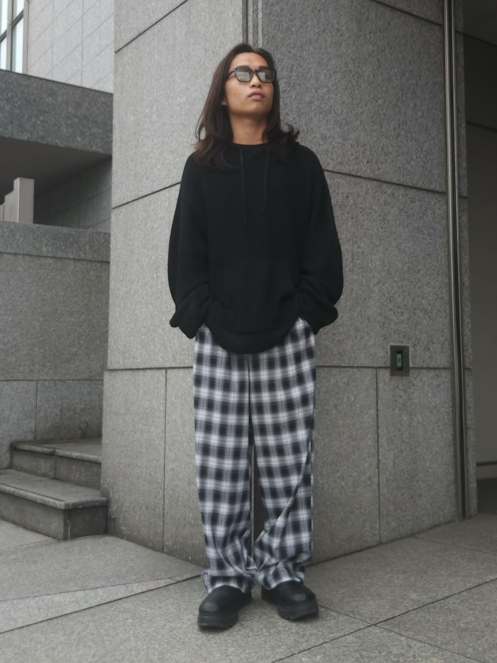ブラック系のパーカー、ブラック系のその他パンツを着用したメンズの秋コーディネートの2枚目の写真