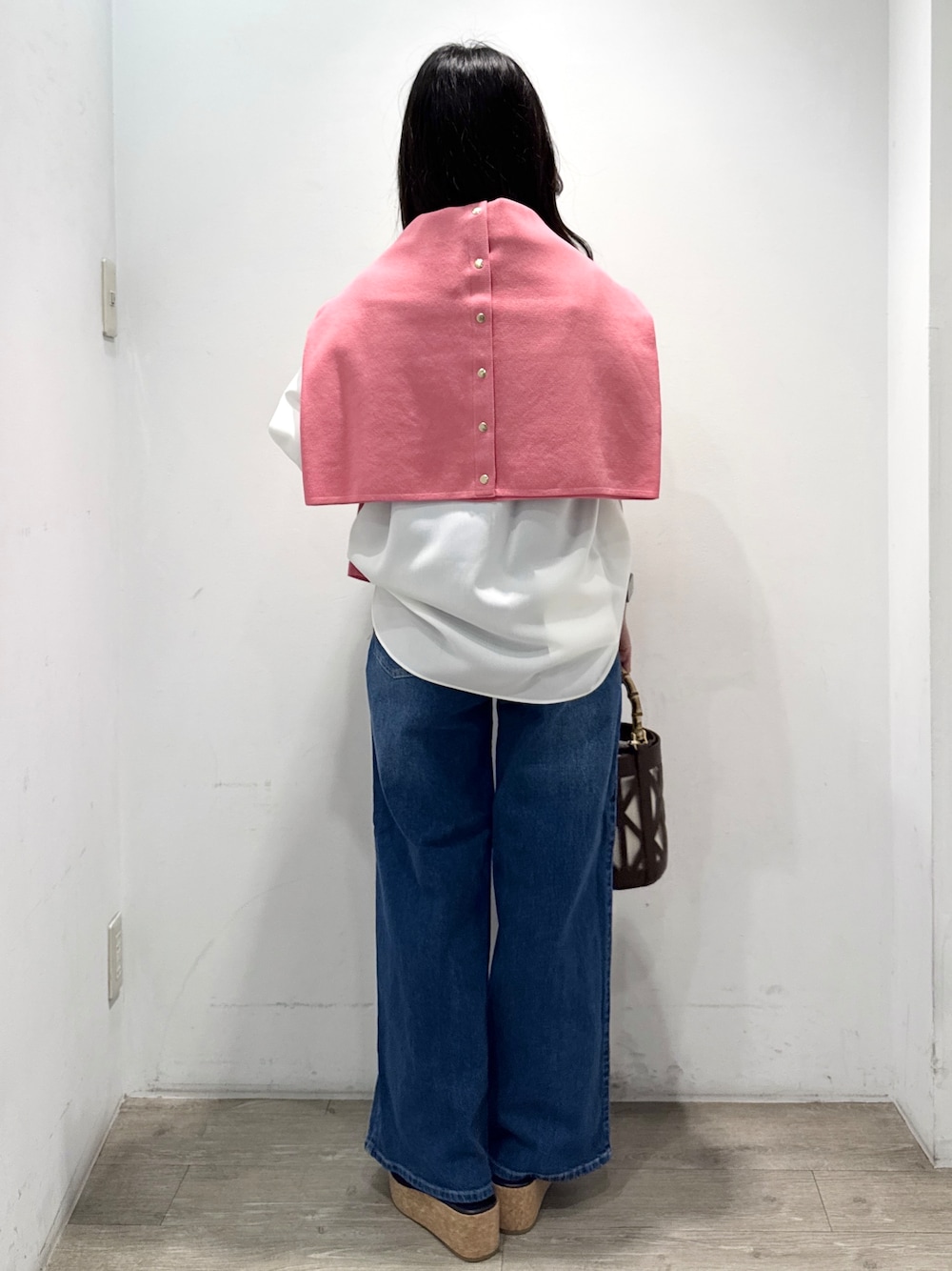 ブルー系のデニムパンツ、ホワイト系のシャツ/ブラウス、ブラウン系のハンドバッグを着用したレディースの春コーディネートの9枚目の写真