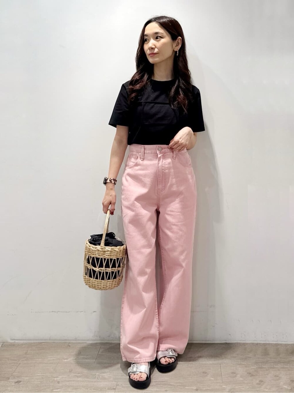 グレー系のカーディガン/ボレロ、ブラック系のTシャツ/カットソー、ピンク系のデニムパンツを着用したレディースの春コーディネートの7枚目の写真
