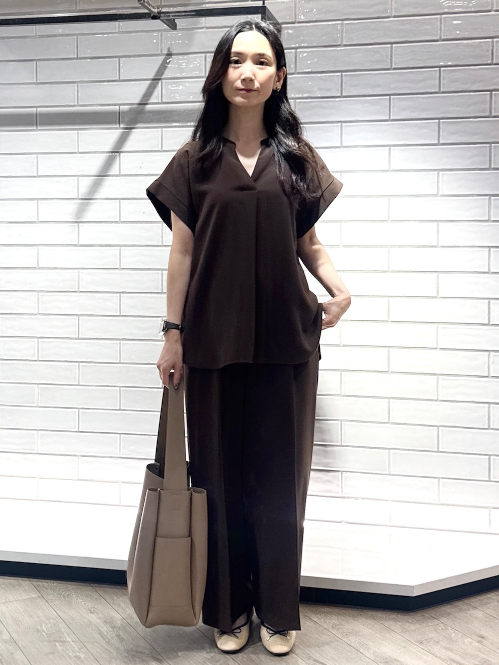 ブラウン系のシャツ/ブラウス、ブラウン系のその他パンツ、ブラウン系のトートバッグを着用したレディースの夏コーディネートの3枚目の写真