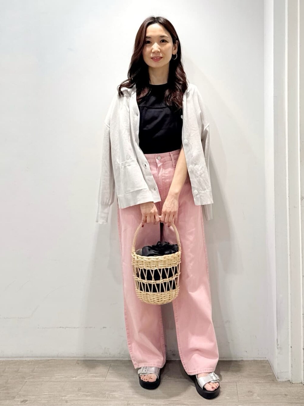 グレー系のカーディガン/ボレロ、ブラック系のTシャツ/カットソー、ピンク系のデニムパンツを着用したレディースの春コーディネートの3枚目の写真