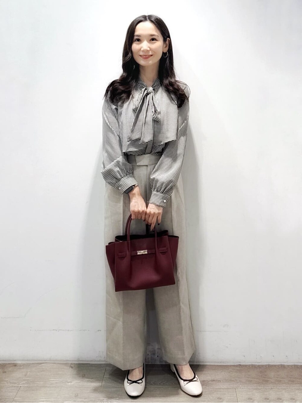 ホワイト系のカーディガン/ボレロ、ブラック系のシャツ/ブラウス、ベージュ系のその他パンツを着用したレディースの秋コーディネートの9枚目の写真