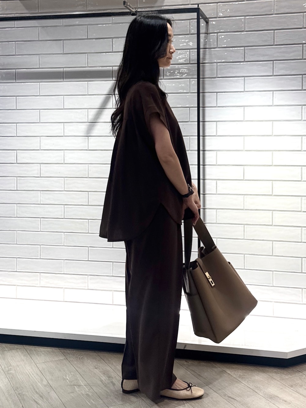 ブラウン系のシャツ/ブラウス、ブラウン系のその他パンツ、ブラウン系のトートバッグを着用したレディースの夏コーディネートの8枚目の写真