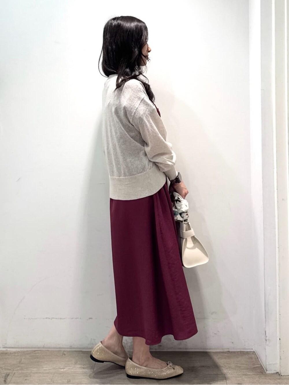 ベージュ系のカーディガン/ボレロ、レッド系のワンピース、ホワイト系のショルダーバッグを着用したレディースの秋コーディネートの9枚目の写真