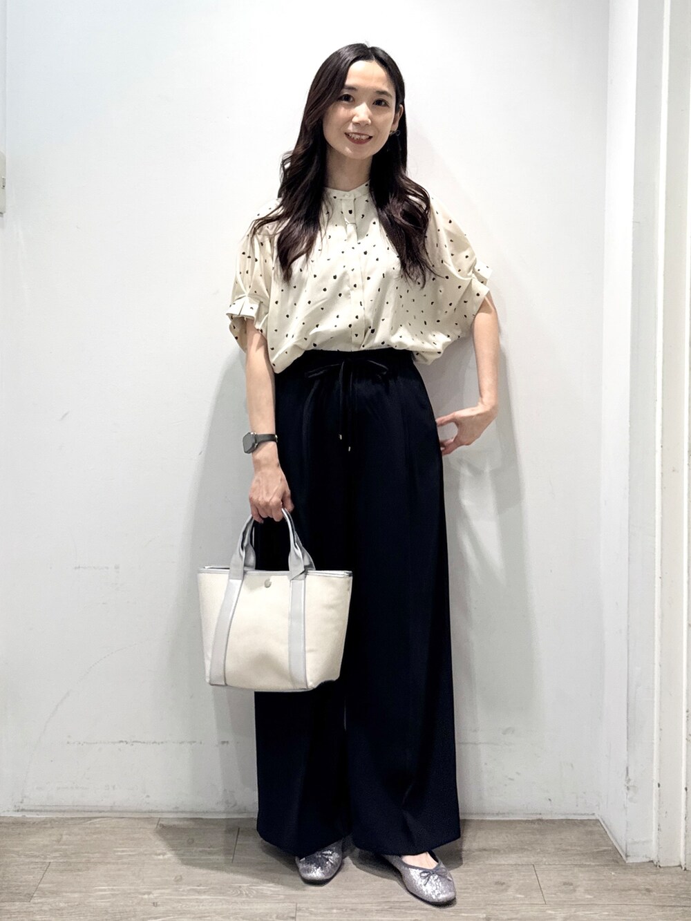 シルバー系のパンプス、ブラック系のその他パンツ、シルバー系のトートバッグを着用したレディースの春コーディネートの5枚目の写真