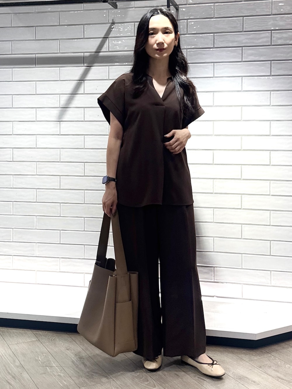 ブラウン系のシャツ/ブラウス、ブラウン系のその他パンツ、ブラウン系のトートバッグを着用したレディースの夏コーディネートの5枚目の写真