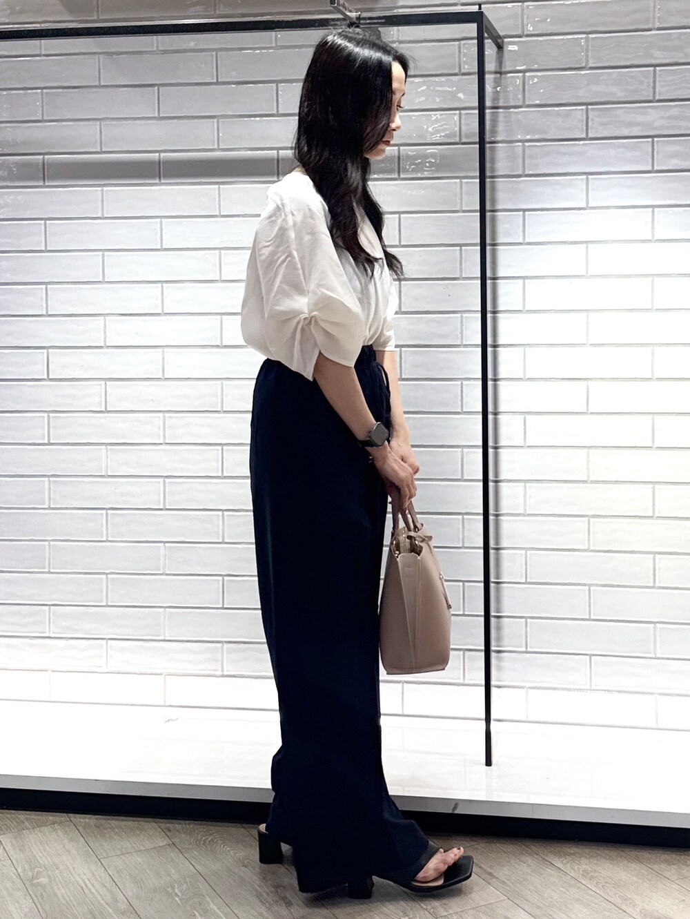 ホワイト系のシャツ/ブラウス、ブルー系のその他パンツ、ベージュ系のトートバッグを着用したレディースの夏コーディネートの8枚目の写真
