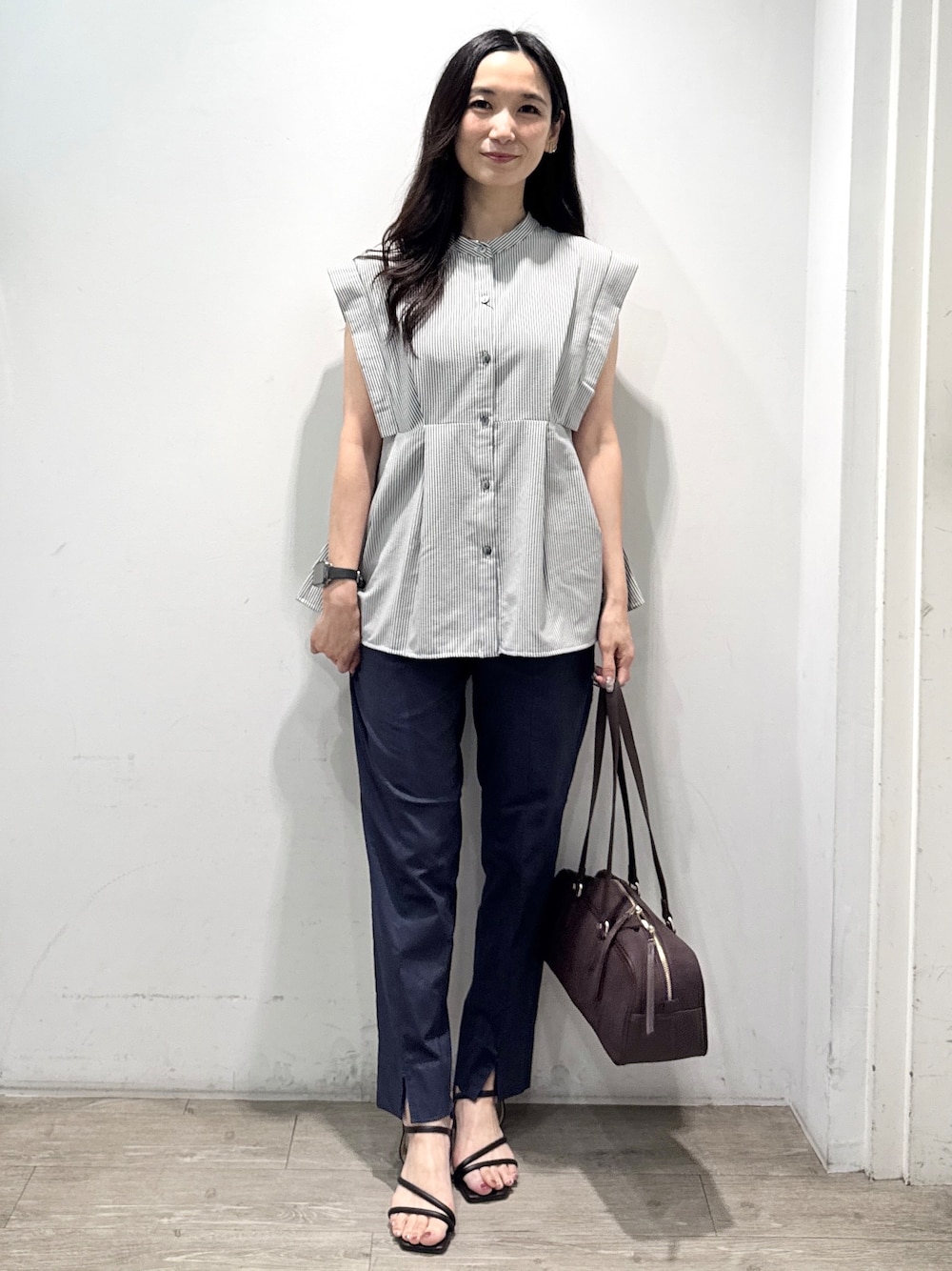 ホワイト系のシャツ/ブラウス、ブルー系のその他パンツ、レッド系のボストンバッグを着用したレディースの夏コーディネートの3枚目の写真