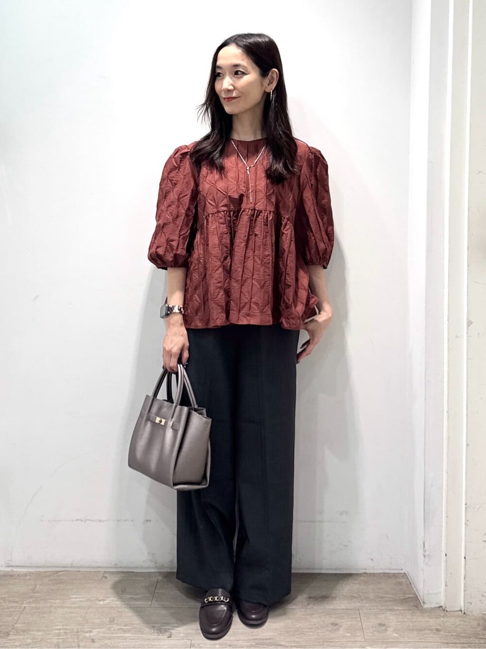 ブラウン系のシャツ/ブラウス、グレー系のその他パンツ、シルバー系のショルダーバッグを着用したレディースの秋コーディネートの4枚目の写真
