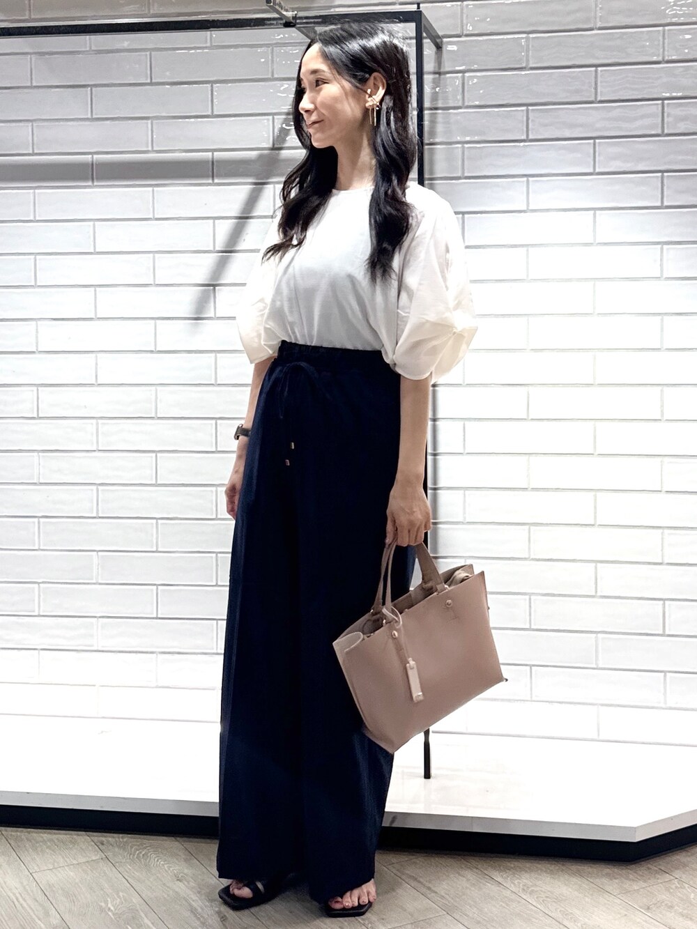 ホワイト系のシャツ/ブラウス、ブルー系のその他パンツ、ベージュ系のトートバッグを着用したレディースの夏コーディネートの9枚目の写真