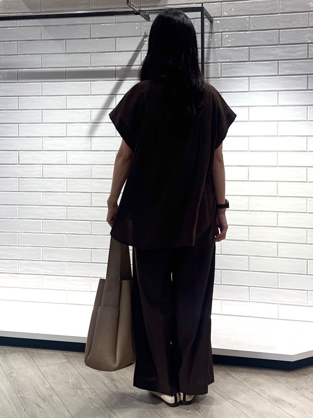 ブラウン系のシャツ/ブラウス、ブラウン系のその他パンツ、ブラウン系のトートバッグを着用したレディースの夏コーディネートの10枚目の写真