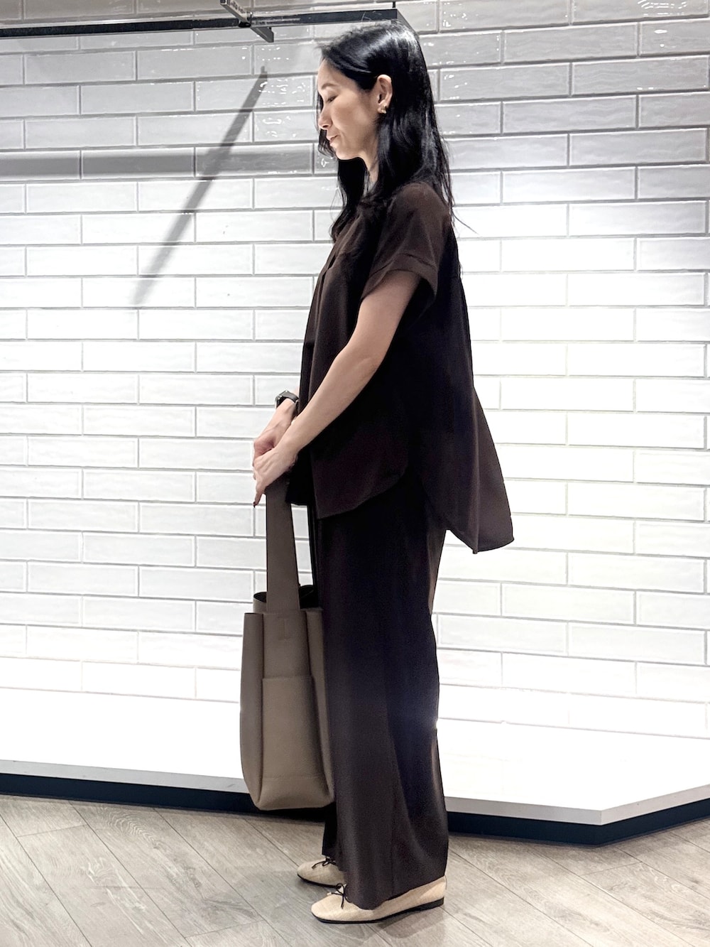 ブラウン系のシャツ/ブラウス、ブラウン系のその他パンツ、ブラウン系のトートバッグを着用したレディースの夏コーディネートの7枚目の写真