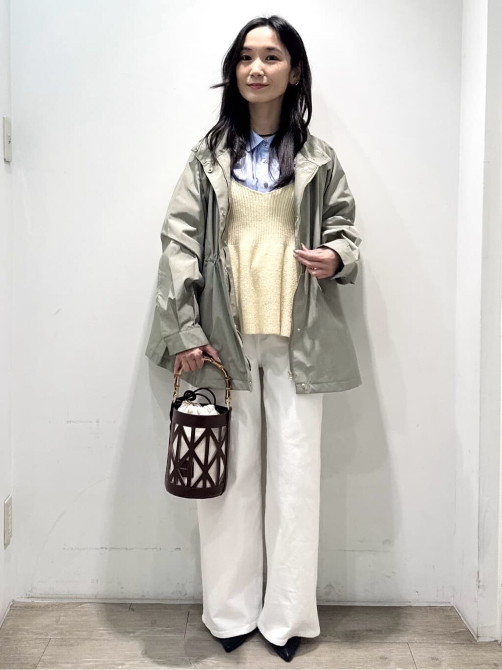 ブラック系のパンプス、ホワイト系のデニムパンツ、ホワイト系のTシャツ/カットソーを着用したレディースの春コーディネートの5枚目の写真
