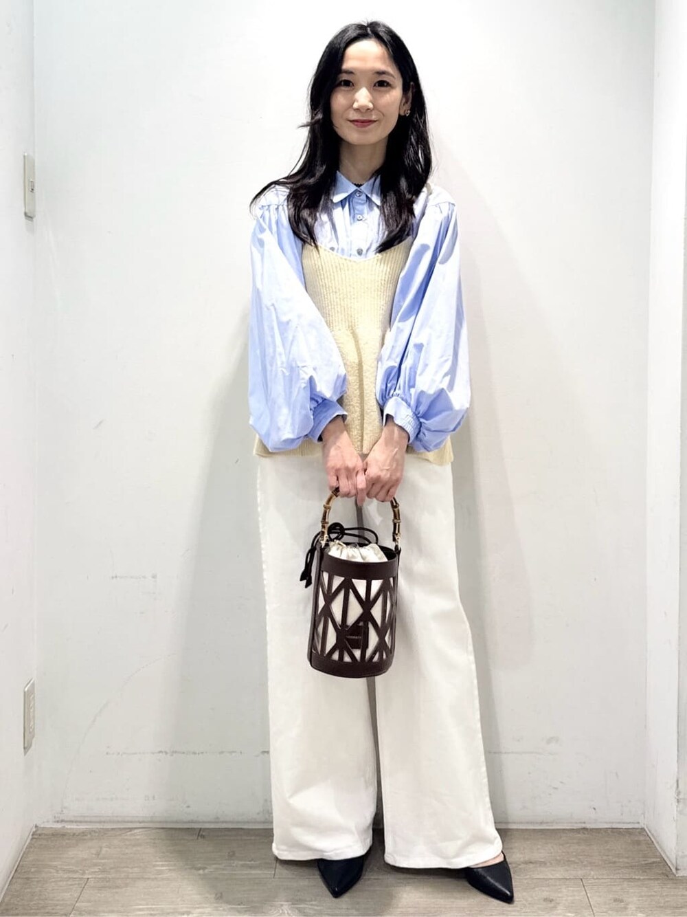 ブラック系のパンプス、ホワイト系のデニムパンツ、ホワイト系のTシャツ/カットソーを着用したレディースの春コーディネートの4枚目の写真