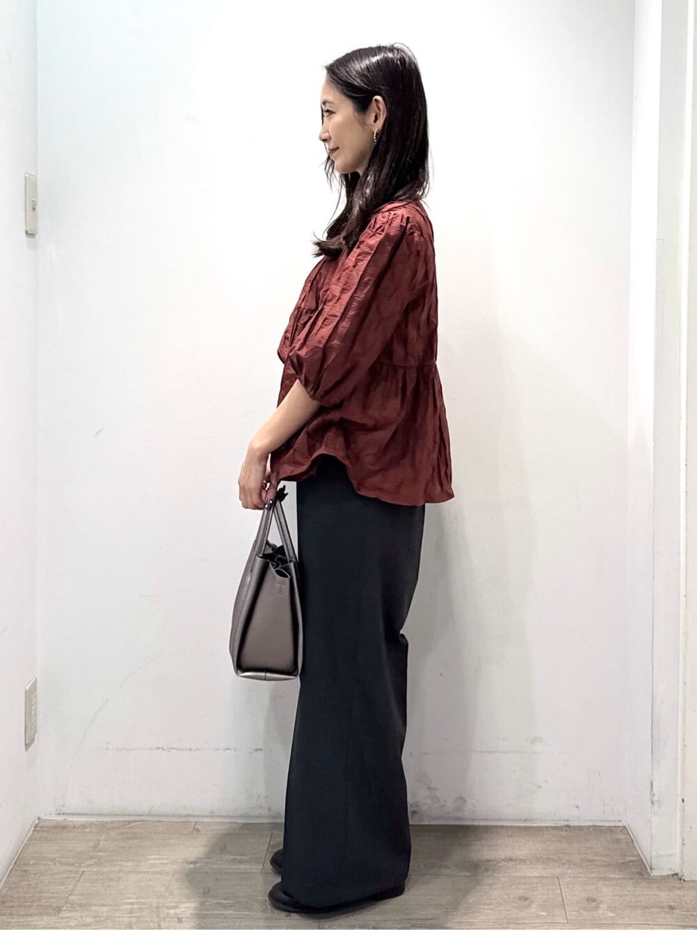 ブラウン系のシャツ/ブラウス、グレー系のその他パンツ、シルバー系のショルダーバッグを着用したレディースの秋コーディネートの3枚目の写真
