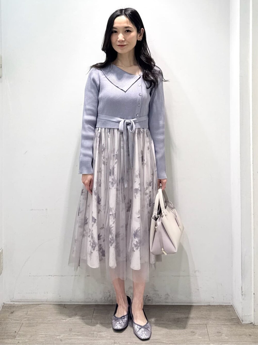ブルー系のワンピース、ベージュ系のショルダーバッグ、シルバー系のパンプスを着用したレディースの春コーディネートの7枚目の写真