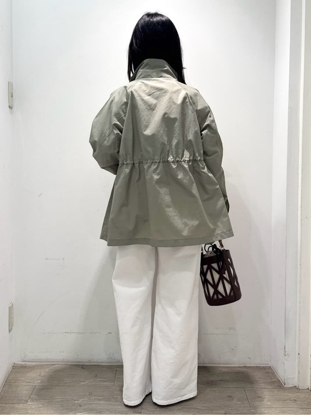 ブラック系のパンプス、ホワイト系のデニムパンツ、ホワイト系のTシャツ/カットソーを着用したレディースの春コーディネートの10枚目の写真