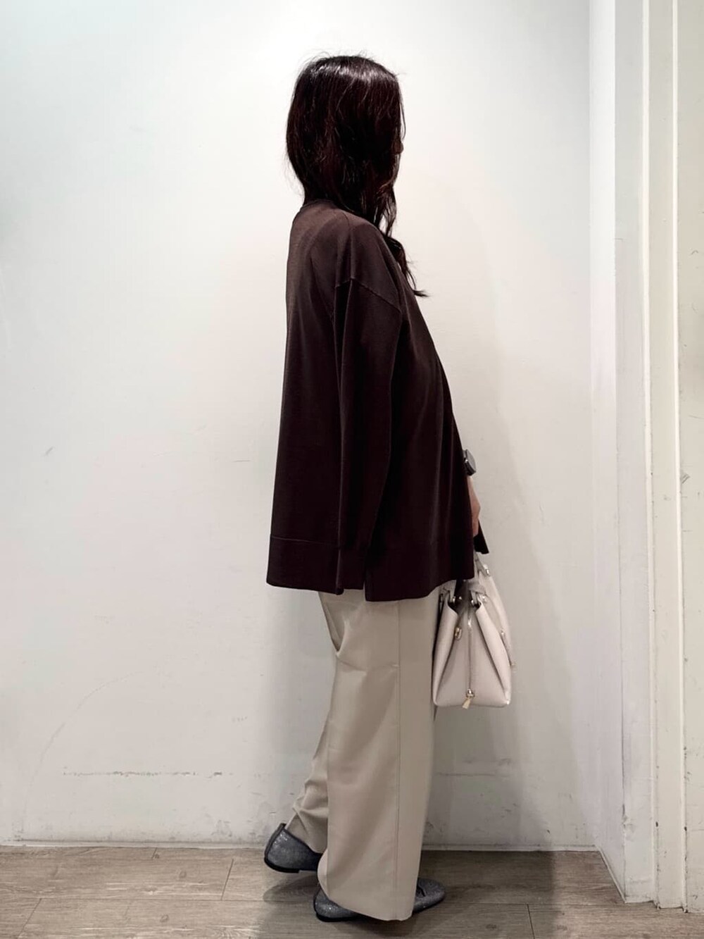 ブラウン系のカーディガン/ボレロ、ベージュ系のシャツ/ブラウス、ベージュ系のその他パンツを着用したレディースの夏コーディネートの4枚目の写真