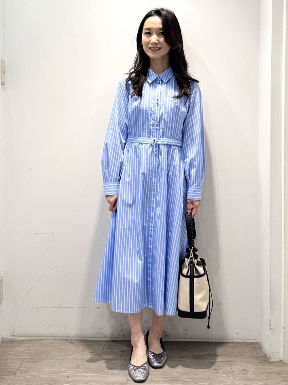 シルバー系のパンプス、ブルー系のワンピース、グレー系のブルゾンを着用したレディースの春コーディネートの6枚目の写真