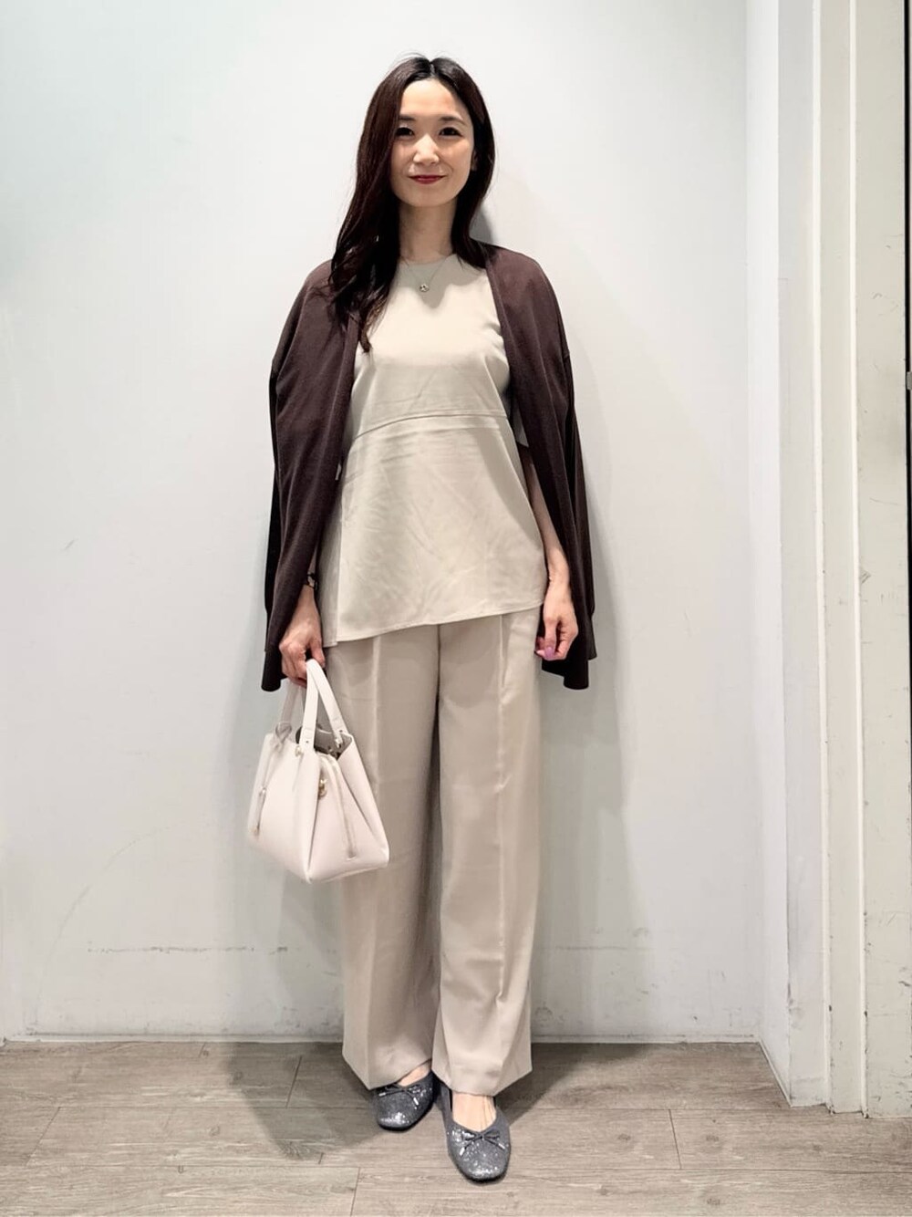 ブラウン系のカーディガン/ボレロ、ベージュ系のシャツ/ブラウス、ベージュ系のその他パンツを着用したレディースの夏コーディネートの2枚目の写真