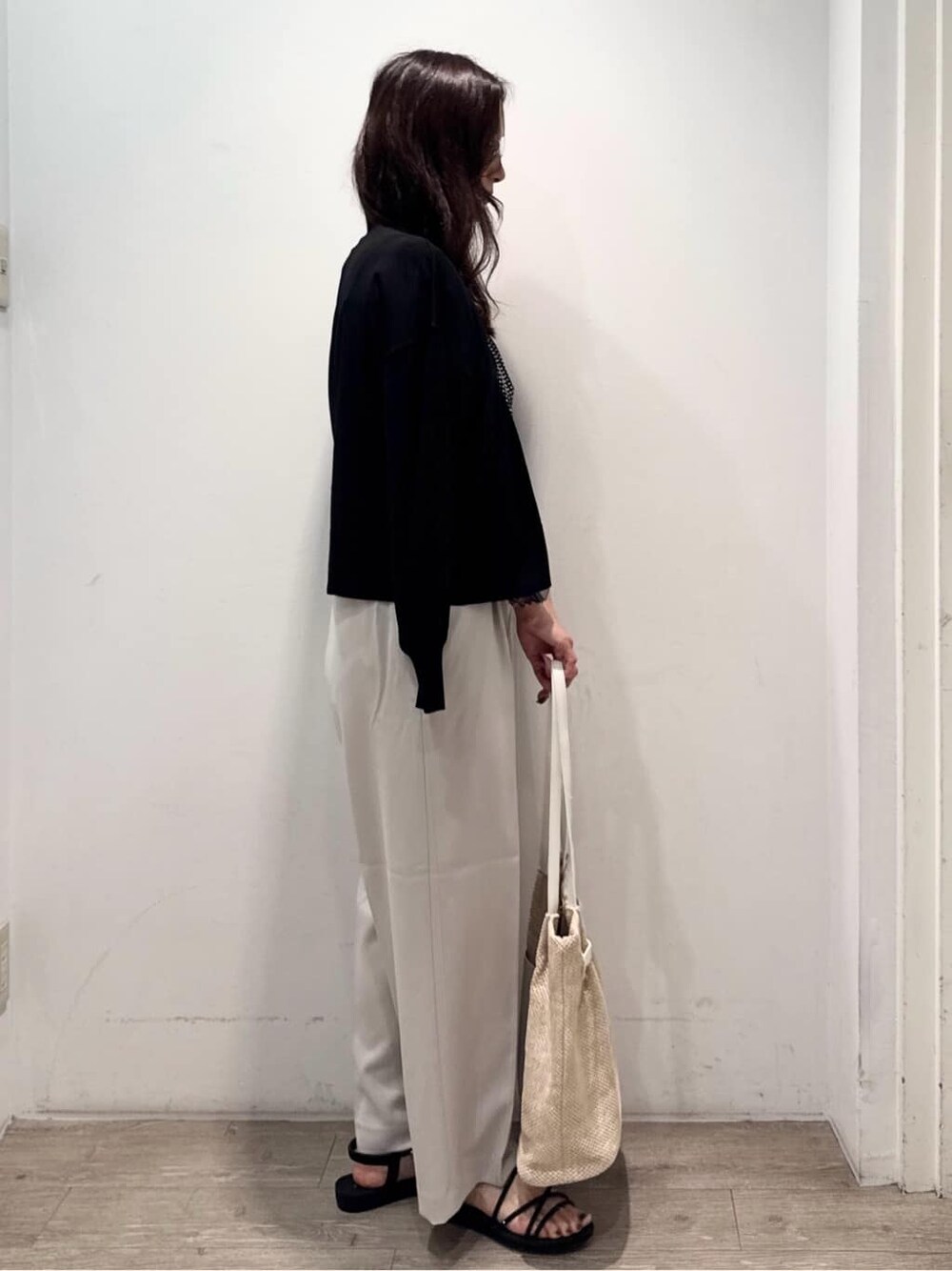 ブラック系のカーディガン/ボレロ、ブラック系のシャツ/ブラウス、ベージュ系のその他パンツを着用したレディースの夏コーディネートの8枚目の写真