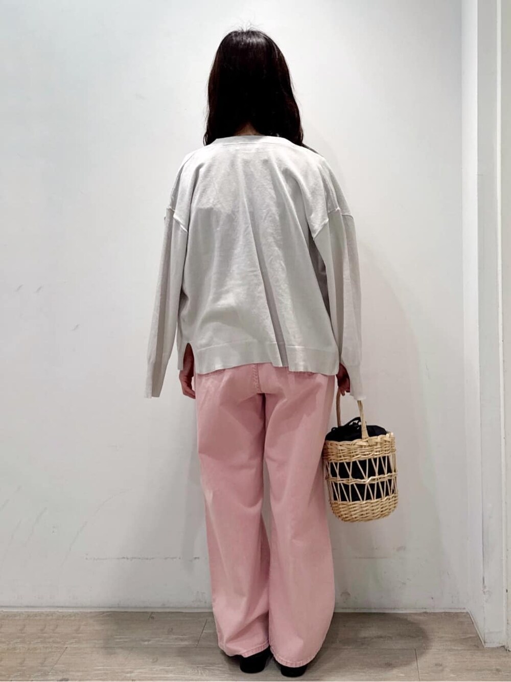 グレー系のカーディガン/ボレロ、ブラック系のTシャツ/カットソー、ピンク系のデニムパンツを着用したレディースの春コーディネートの6枚目の写真