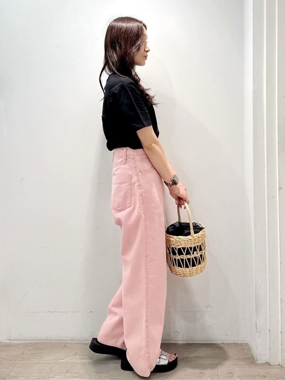 グレー系のカーディガン/ボレロ、ブラック系のTシャツ/カットソー、ピンク系のデニムパンツを着用したレディースの春コーディネートの9枚目の写真