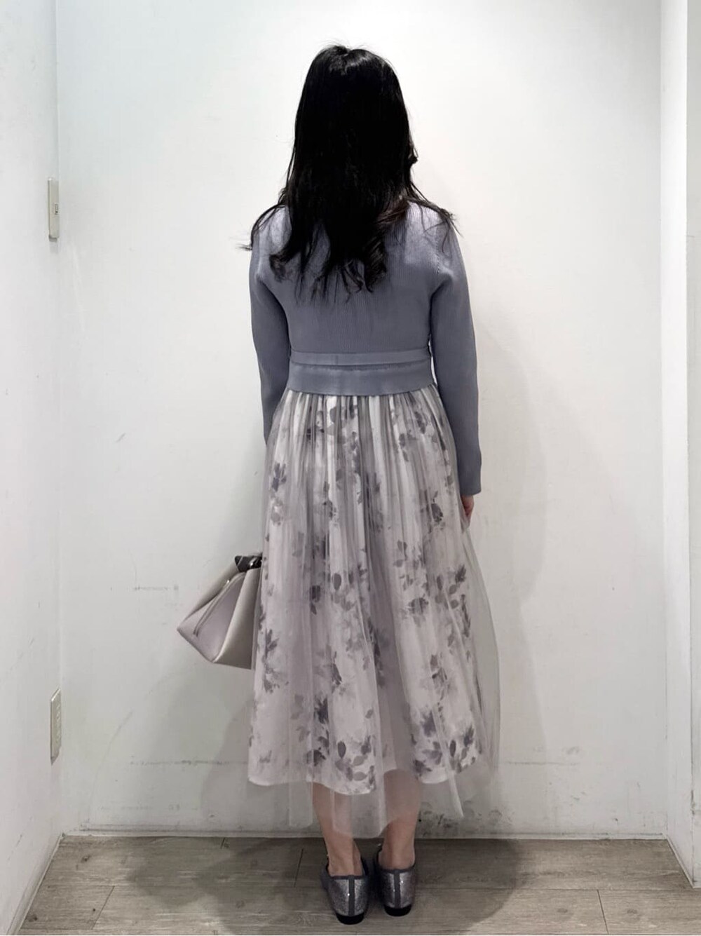ブルー系のワンピース、ベージュ系のショルダーバッグ、シルバー系のパンプスを着用したレディースの春コーディネートの10枚目の写真