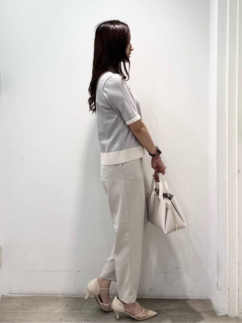 シルバー系のカーディガン/ボレロ、ベージュ系のその他パンツ、ベージュ系のボストンバッグを着用したレディースの夏コーディネートの5枚目の写真