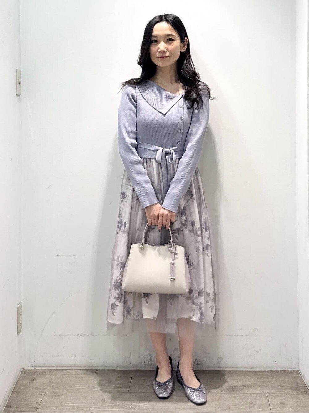 ブルー系のワンピース、ベージュ系のショルダーバッグ、シルバー系のパンプスを着用したレディースの春コーディネートの3枚目の写真