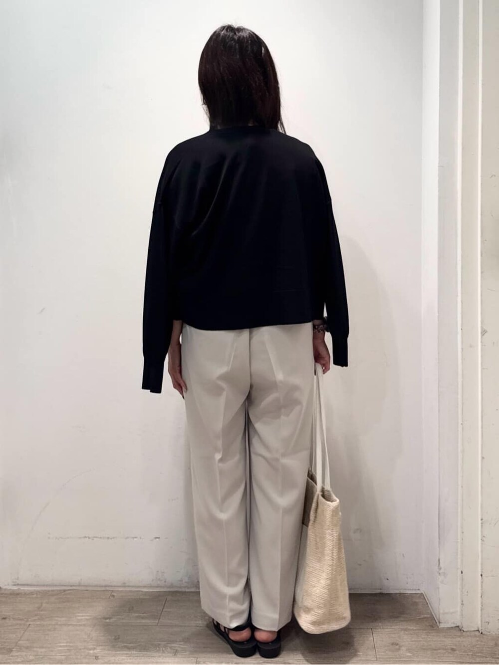 ブラック系のカーディガン/ボレロ、ブラック系のシャツ/ブラウス、ベージュ系のその他パンツを着用したレディースの夏コーディネートの9枚目の写真