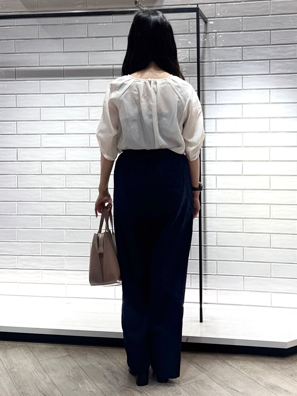 ホワイト系のシャツ/ブラウス、ブルー系のその他パンツ、ベージュ系のトートバッグを着用したレディースの夏コーディネートの10枚目の写真